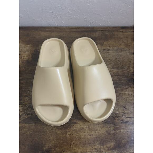 Men’s Size 4 Adidas Yeezy Desert Sand Slide - Picture 3 of 7